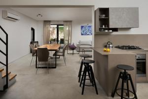 a kitchen and living room with a table and chairs at Villa San Polo Max in Divšići
