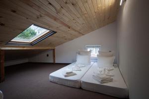 Un pat sau paturi într-o cameră la BED and BOOK hostel