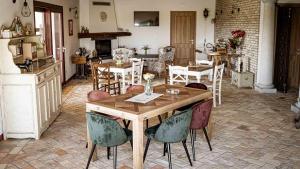 - une cuisine et une salle à manger avec une table et des chaises dans l'établissement Agriturismo Casale ai Prati, à Latisana