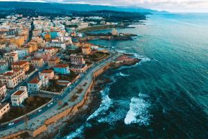 una vista aérea de una ciudad junto al océano en Riviera Rooms, en Alghero