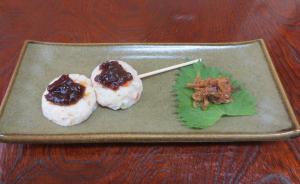 un piatto con due ciambelle e un'insalata sopra. di Shima Onsen Ichigekan a Nakanojo