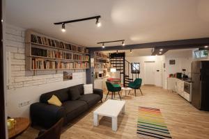 sala de estar con sofá y sillas y cocina en BED and BOOK hostel, en Varna