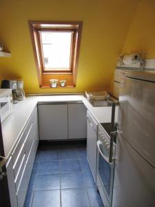 a kitchen with a sink and a window at Ferienwohnung Günther in Lauf an der Pegnitz