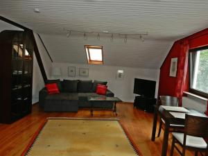 a living room with a couch and a tv at Ferienwohnung Günther in Lauf an der Pegnitz