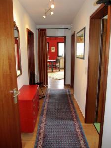 a hallway with a door and a rug on the floor at Ferienwohnung Günther in Lauf an der Pegnitz