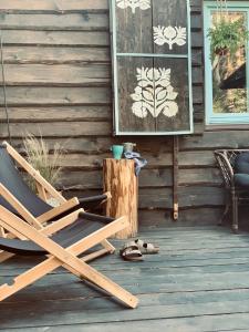 fotel bujany siedzący na ganku domu w obiekcie Domek PoZiomek w mieście Życiny