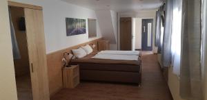 una piccola camera con un letto in una stanza di Nibelungen - Ferienwohnungen - Worms - Apartments a Worms