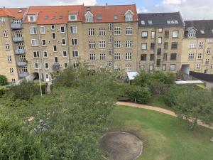 um grande edifício de apartamentos com um parque em frente em aday - Reberbansgade Apartment Suite em Aalborg