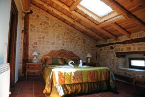 A bed or beds in a room at Hotel Rural El Labrador