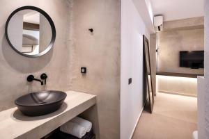ピルゴスにあるGonia Residencesのバスルーム(黒い洗面台、鏡付)