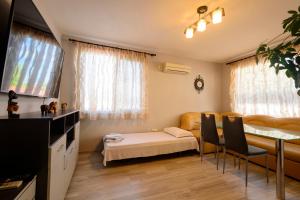 een woonkamer met een tafel en een eetkamer bij Apartment Yanevi in Lozenets