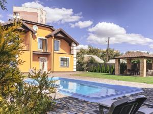 a swimming pool in front of a house at Starosvetskiy Pan in Myrhorod