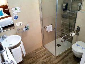 Un baño de Hostal Boutique Casa del Mar Altea