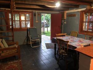 a kitchen with a table and chairs in a room at Lambae in Barra de Valizas