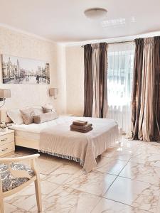 ミルゴロドにあるStarosvetskiy Panの白いベッドルーム(大型ベッド1台、椅子付)