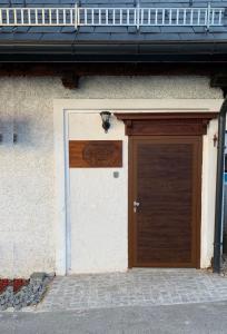 een garage met een bruine deur op een gebouw bij Ferienhaus Bäckerstadl Altmünster in Altmünster