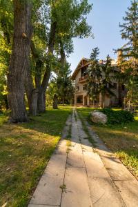 a sidewalk in front of a house with trees at SUNOLUS VINEYARDHOUSe in Kayseri