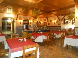 拉古什的住宿－Boutique Hotel Marina S. Roque，餐厅设有红色和白色的桌椅