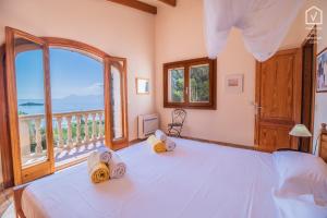 a bedroom with a large bed with a large window at E314 Tres Pinos by Mallorca Villa Selection in Alcudia