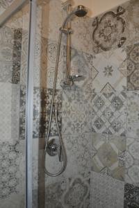 una doccia con soffione in un bagno di B&B Le Fate a Sonnino