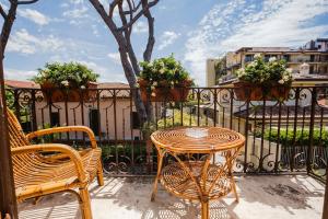 a patio with a table and chairs and a fence at Forte 1013 in Forte dei Marmi