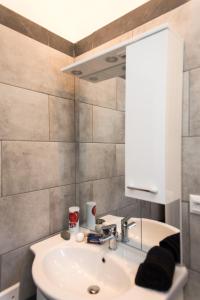 A bathroom at A&A House Mykonos B