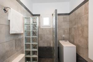 Et badeværelse på A&A House Mykonos B