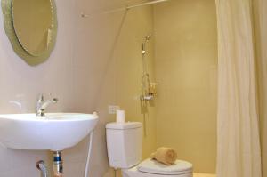 クタにあるクタ　サリ　ハウスのバスルーム(洗面台、トイレ、シャワー付)