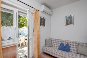 - un salon avec un canapé et une porte coulissante en verre dans l'établissement Apartments near beach Babic, à Split