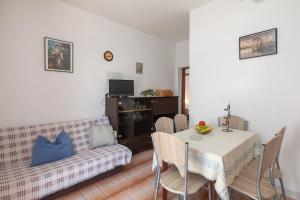 - un salon avec une table et un canapé dans l'établissement Apartments near beach Babic, à Split