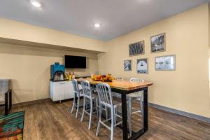 uma cozinha e sala de jantar com mesa e cadeiras em WoodSpring Suites Miramar em Miramar