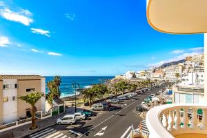 widok na ulicę w mieście z oceanem w obiekcie Apartamentos la Mar w mieście Puerto de Santiago