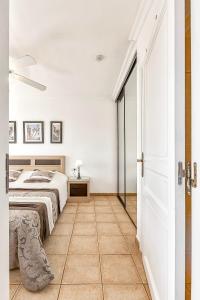 Łóżko lub łóżka w pokoju w obiekcie Apartamentos la Mar