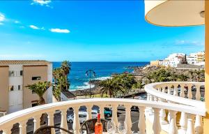 balkon z widokiem na ocean w obiekcie Apartamentos la Mar w mieście Puerto de Santiago