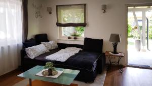 una sala de estar con un sofá y una mesa en Villa Piccola, en Villach