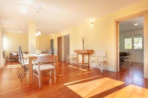 a dining room and living room with a table and chairs at Can Stella, luminoso apartamento de playa en Costa Dorada - Tarragona in Tarragona