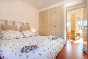 A bed or beds in a room at Can Stella, luminoso apartamento de playa en Costa Dorada - Tarragona