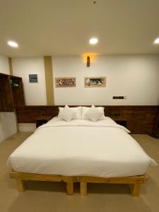 Postel nebo postele na pokoji v ubytování Rindali - The speedboat from Malé to the hotel departs at 1130 every Monday Thursday and Saturday and from the hotel to Malé at 0630 and five domestic flights are available every day