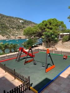 ein Bild eines leeren Spielplatzes in einem Resort in der Unterkunft Hotel El Pinar in Cala Llonga