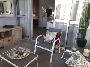 un soggiorno con 2 sedie e un tavolo di Macatine a Saint-Gilles-les Bains