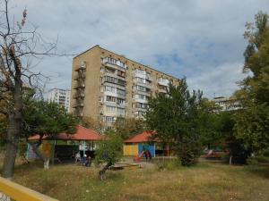 un grande condominio con parco giochi in un parco di Однокомнатная квартира рядом с метро Оболонь a Kiev
