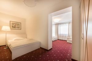 a hotel room with a bed and a mirror at Villa Gdynia in Gdynia