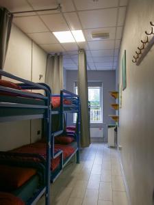 przedpokój z kilkoma łóżkami piętrowymi w pokoju w obiekcie Abbey Court Hostel w Dublinie