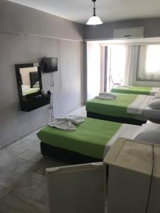 パムッカレにあるアナトリア ホテルのベッド2台と鏡が備わる客室です。
