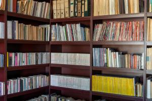 a book shelf filled with lots of books at SUNOLUS VINEYARDHOUSe in Kayseri