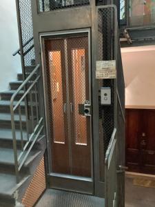 une paire de portes dans un bâtiment avec des escaliers dans l'établissement B&B Dante Alighieri, à Florence