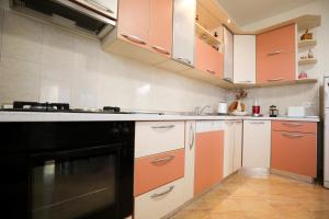 Kuchyňa alebo kuchynka v ubytovaní Beachfront 5BR Home Victoria