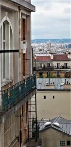 balcone di un edificio con vista sulla città di appartement Paris bohème a Parigi