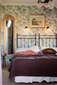 Säng eller sängar i ett rum på Strandflickornas Annex Gula Villan