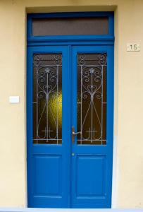 uma porta azul com um portão de ferro forjado em 1928 Guest House em Pogno